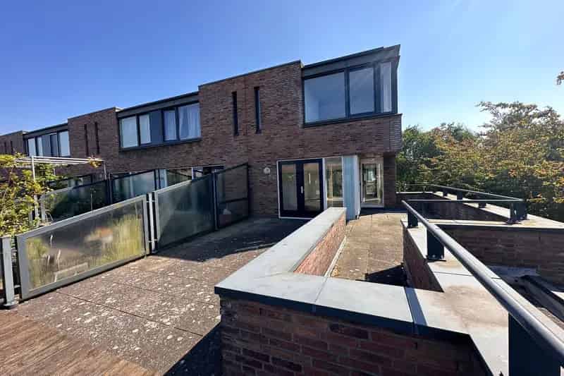 Hoekwoning Berkel en Rodenrijs: Ruime gezinswoning met tuin en dakterras