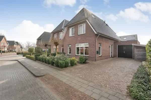 Ruime 4 Slaapkamers Geschakelde Woning met Garage
