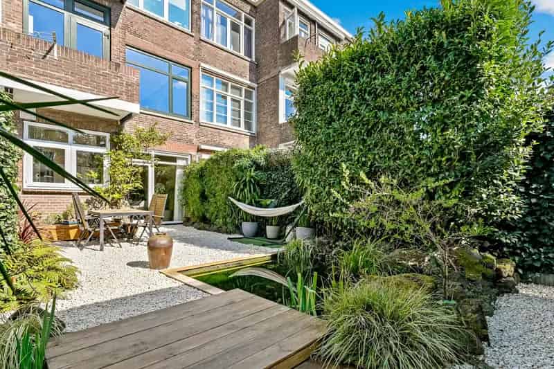 Appartement te Koop Bezuidenhout: Tuin Schuur 2 Slaapkamers