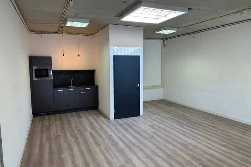 Bedrijfshal te huur Diemen 164m² Kantoor Opslag Showroom
