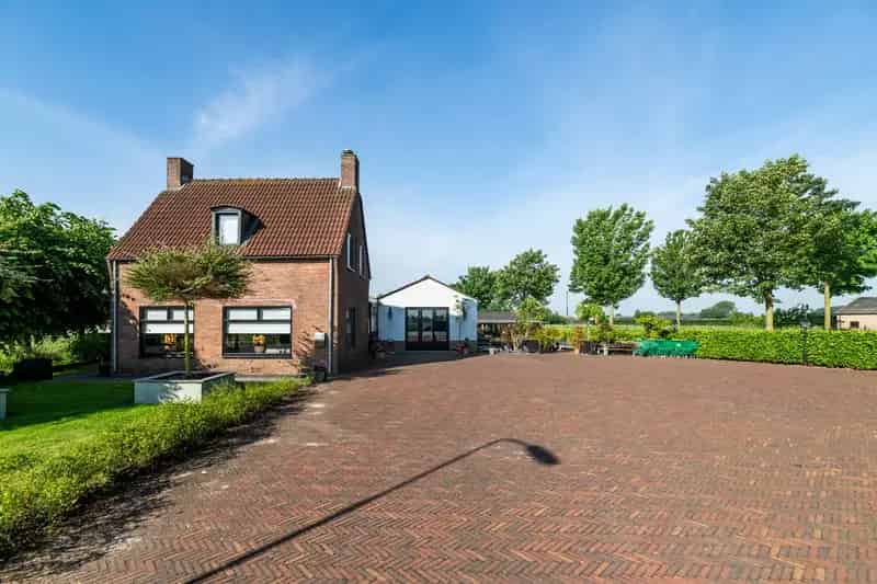 Bedrijfswoning met kassencomplex en buitenterrein te koop