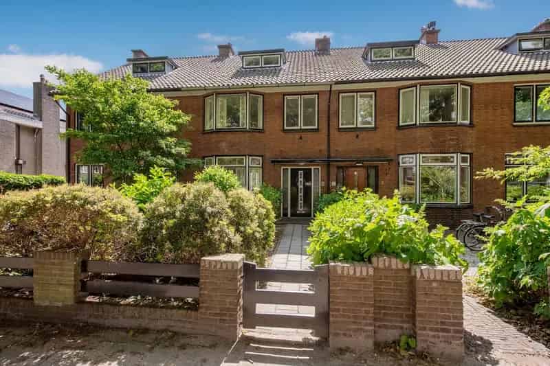 Huis te koop Leidschendam  - Klassiek herenhuis met uitbouw en diepe tuin