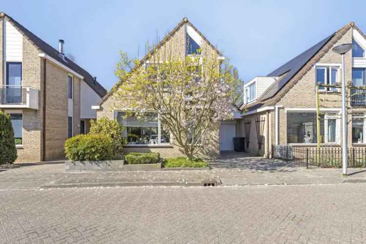Geschakelde woning Debussystraat: Zonnige tuin & garage