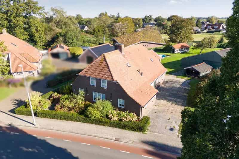 Royale Woonboerderij nabij Den Ham met Bijgebouwen