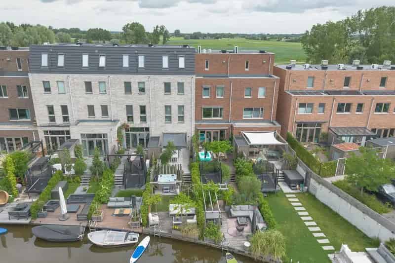 Herenhuis te koop Vathorst 184m2 4 slaapkamers aan het water