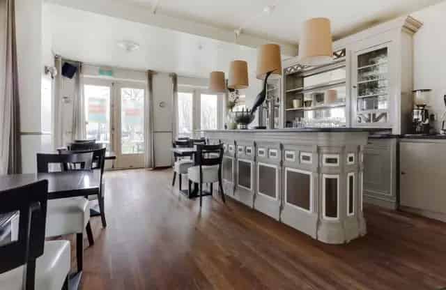 Te koop of te huur casco horecapand met aanwezige inventaris en een woning op zichtlocatie in Vianen Utrecht