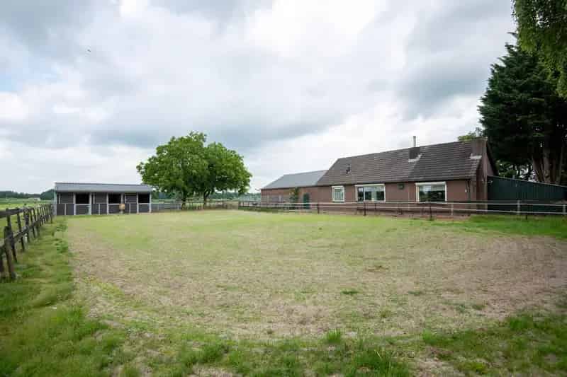 Vrijstaande woning Veenendaal met paardenbak en bijgebouwen