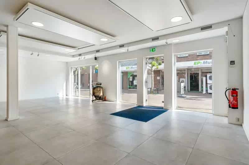 Belegging Leek: Winkelruimte en 3 Appartementen te Koop