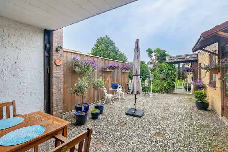Ruime Tweekapper Sibbe 3 slaapkamers Garage 2 Appartementen