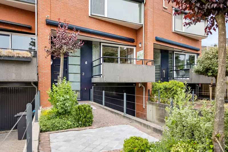 Herenhuis Zoetermeer 4 slaapkamers 2 badkamers Aan het water