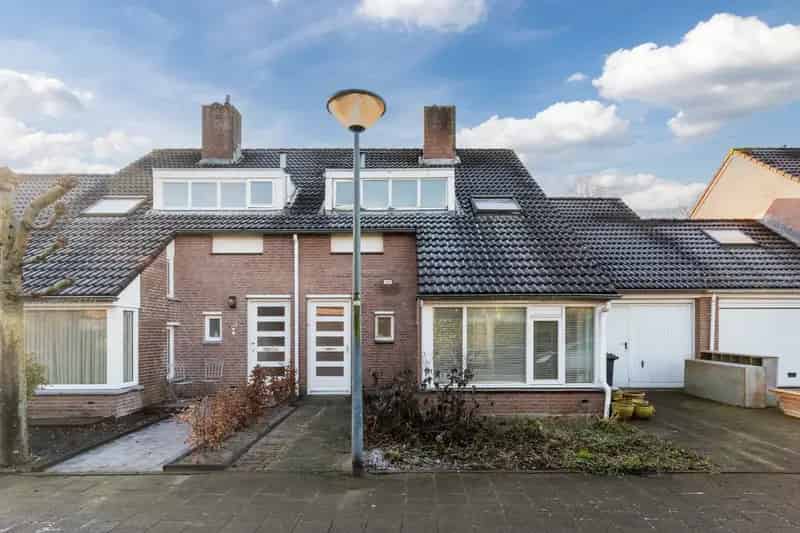 Huis te koop Oosterhout gerenoveerd twee-onder-een-kapwoning garage tuin
