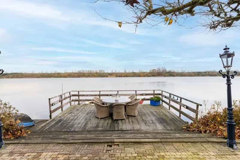 Vrijstaande woning aan het water te Capelle