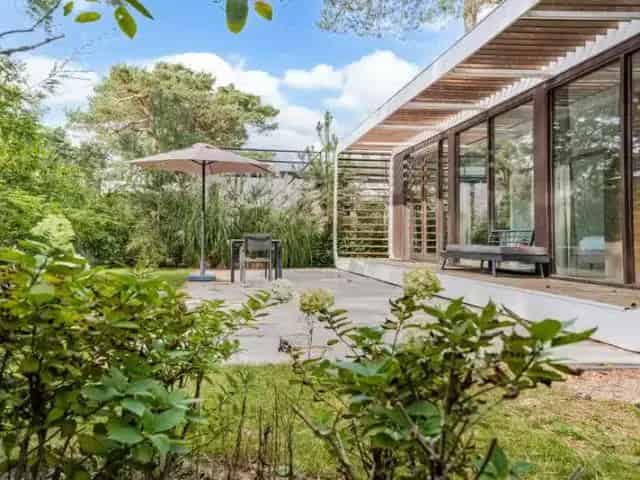 Modern Chalet nabij Otterlo met Wellness en Groene Tuin