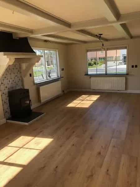 Vrijstaande Bungalow met Bedrijfsruimte te Huur