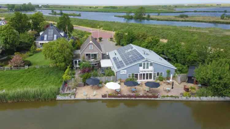 Uniek Woonhuis met Pension aan het Water in Hollands Kroon