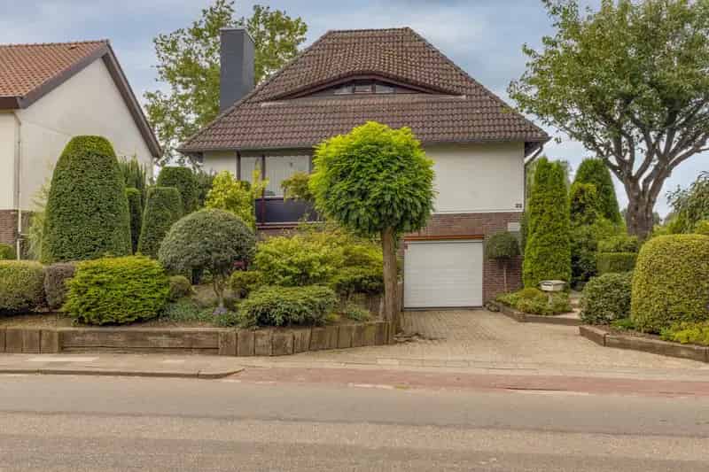 Splitlevelwoning Schimmert: 5 slaapkamers, praktijkruimte, royale tuin
