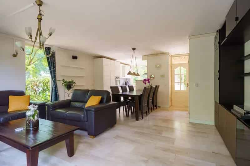 Huis te koop Almere: Ruime hoekwoning met grote tuin