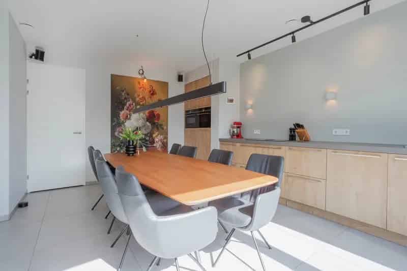 Moderne Dijkwoning te Koop 4 Slaapkamers Ruime Tuin