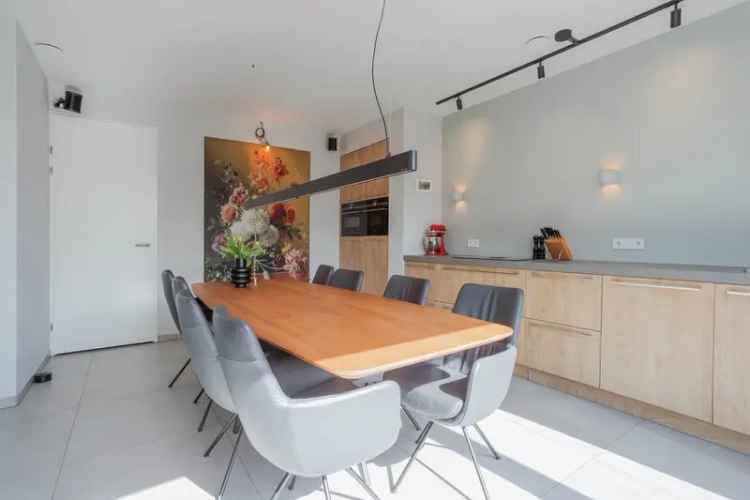 Moderne Dijkwoning te Koop 4 Slaapkamers Ruime Tuin