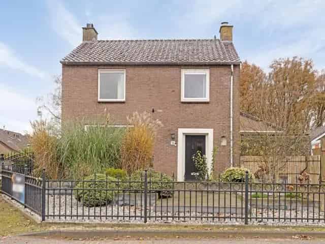 Vrijstaande woning met bedrijfshal te koop in Bergharen