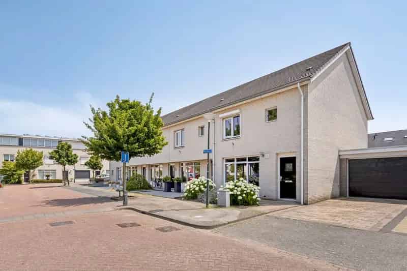 Huis te koop Schijndel: Ruime gezinswoning met garage en overkapping