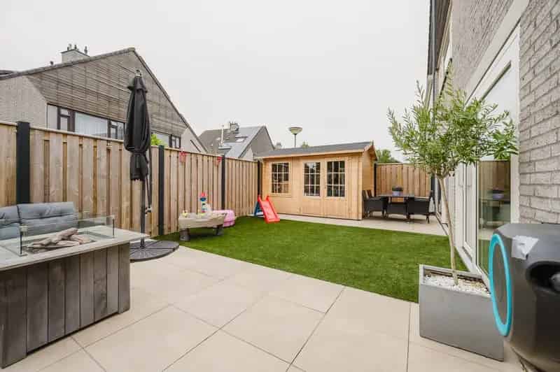 Huis te koop Spijkenisse: Ruime 4 Slaapkamers, Moderne Badkamer, Nieuwe Tuin