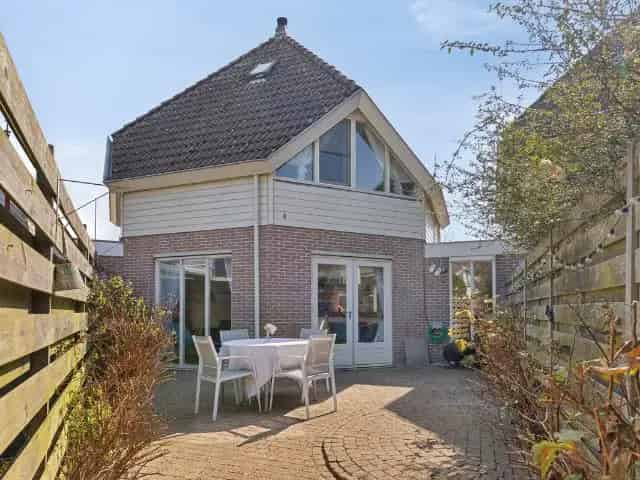 Unieke 8-hoekige woning te koop in Overbos