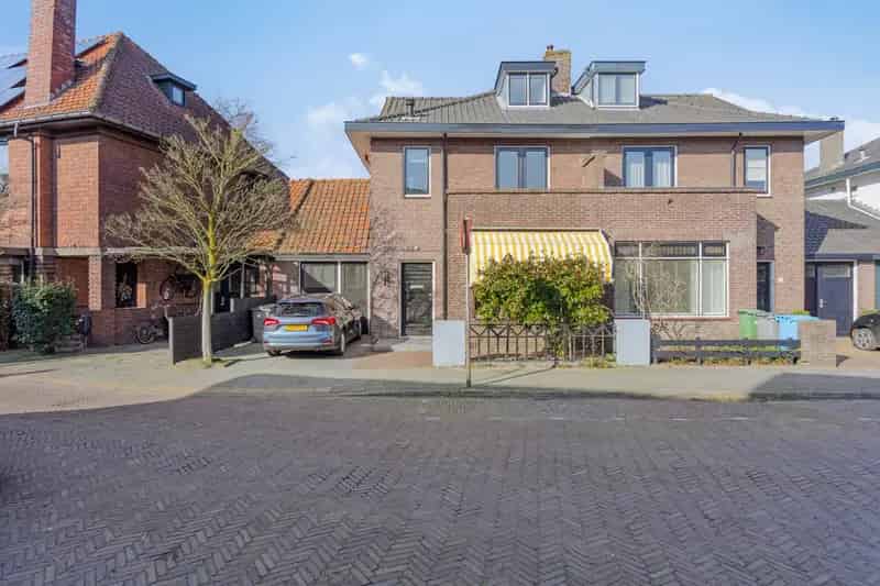 Jaren 30 woning Wassenaar: Ruime garage, 3 slaapkamers, zonnige tuin