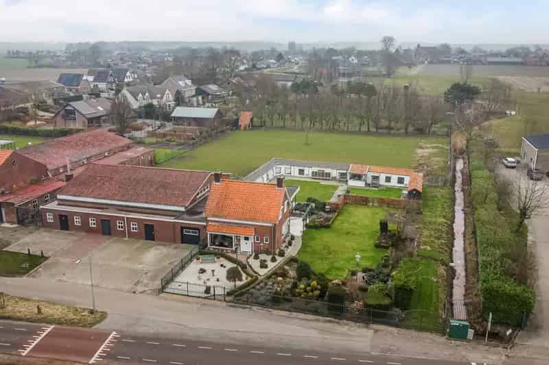 Vrijstaande woning met loodsen te koop in Noordhoek