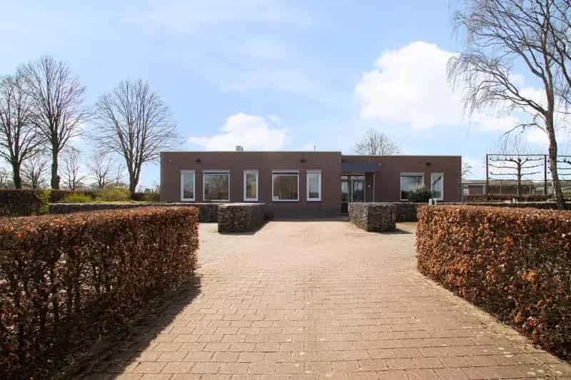 Kantoor Hoogeloon 342m2 Ruime Parkeergelegenheid