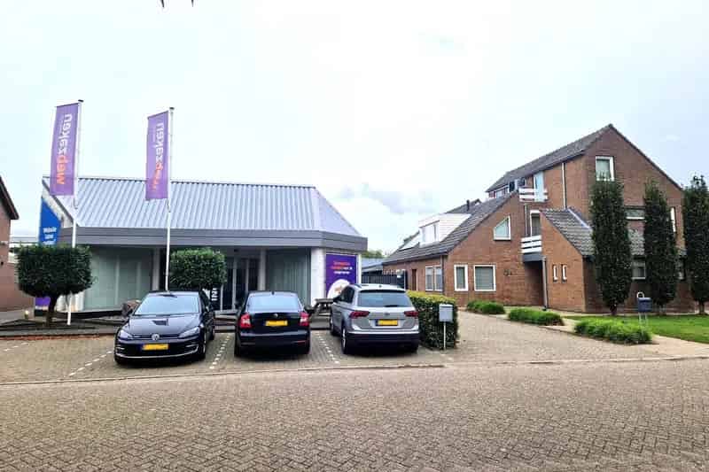 Bedrijfshal Someren: Luxe bedrijfswoning met zwemvijver