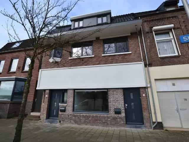 Appartement te koop Hoensbroek: gerenoveerd, 2 slaapkamers, tuin en parkeerplaatsen