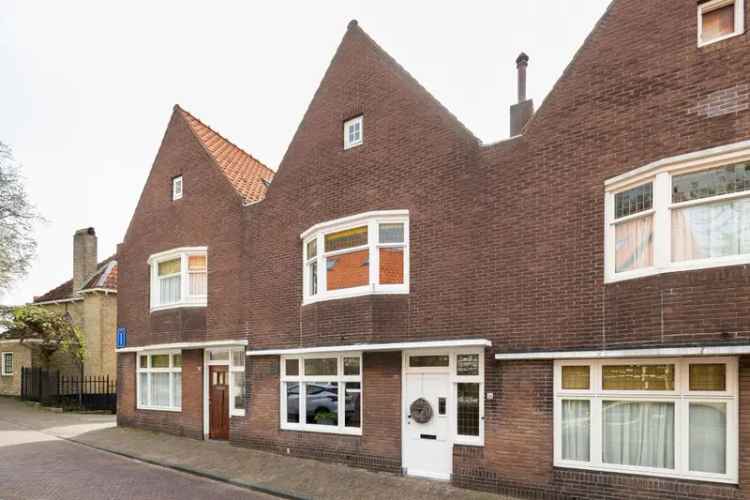 Jaren 30 woning Middelburg: Ruim 5 slaapkamers, tuin en carport