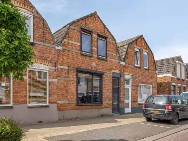 Tussenwoning Hulst 4 slaapkamers diepe tuin
