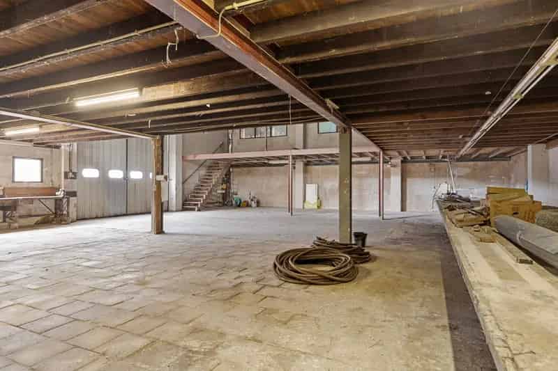 Bedrijfshal met woning te koop Sprundel