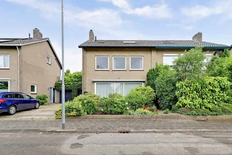 Ruime 5 Slaapkamers 2-onder-1-kapwoning Weurt