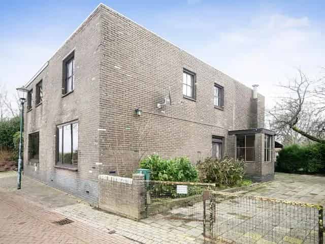 Te renoveren woning Roosteren Maas 1040m2