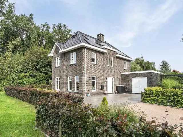 Vrijstaande woning te koop in 's Gravendeel