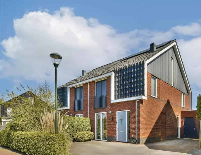 Huis te koop Blaricum: Ruime 4 Slaapkamers Tweekapper