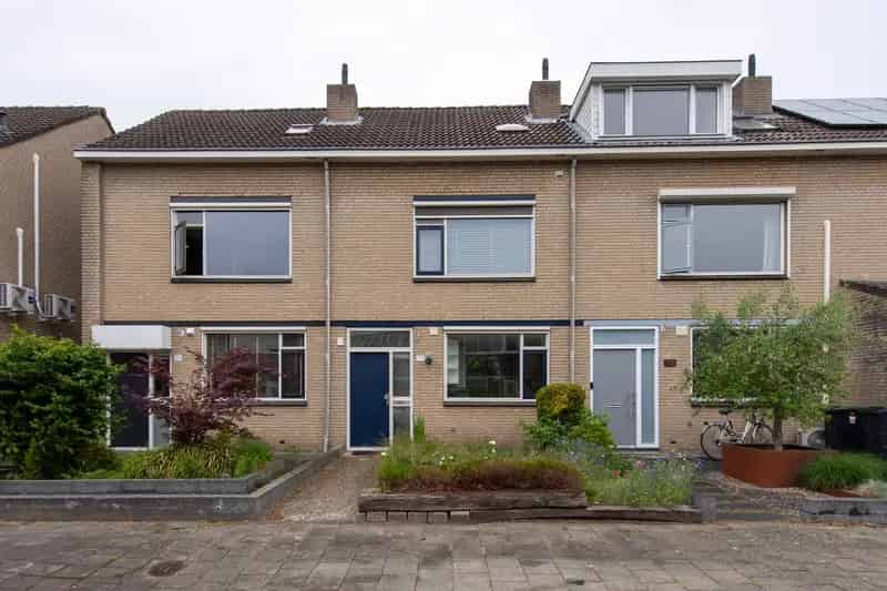 Tussenwoning te koop Dongen 4 slaapkamers moderne badkamer carport