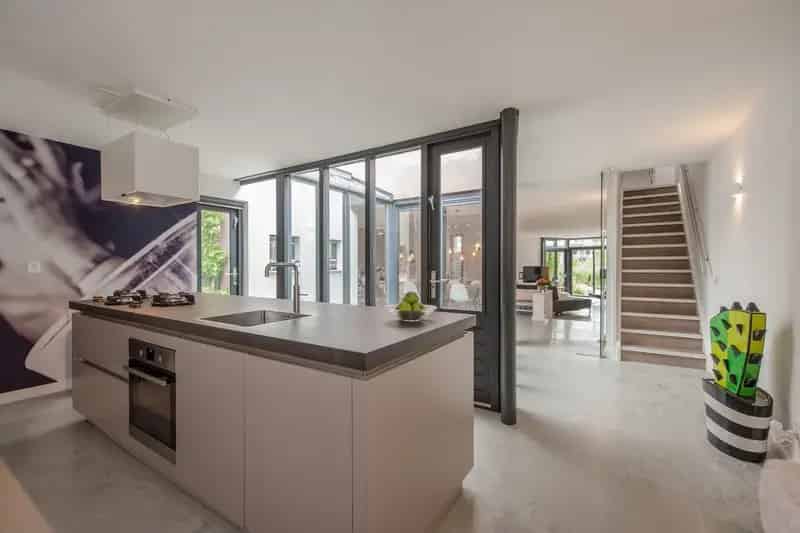 Huis te koop Leidschendam: Luxe woning aan het water