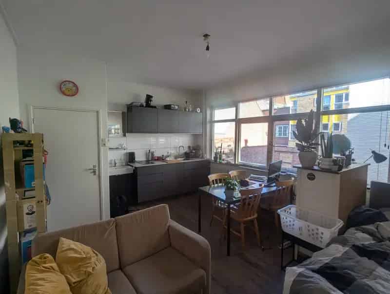 Ruime kamer met nieuwe keuken in de binnenstad