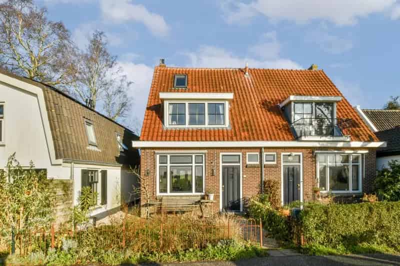 Jaren 30 woning te koop aan het water Baambrugge