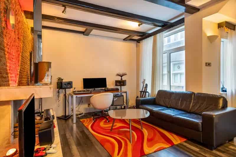 Amsterdamse Familiewoning: Ruim, Vier Verdiepingen, Dubbele Bewoning