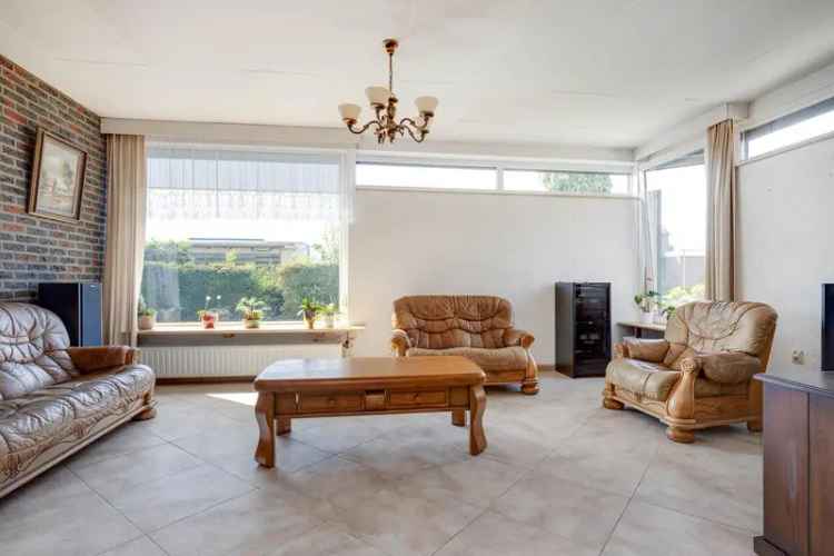 Bungalow te Maasbracht: 3 slaapkamers, garage, serre, 10 zonnepanelen
