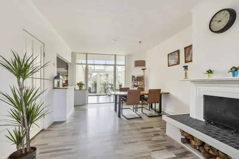 Ruime Benedenwoning met Serre en Tuin te Arnhem