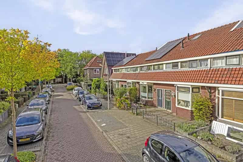 Jaren 30 Tussenwoning te Koop Moderne voorzieningen 3 slaapkamers