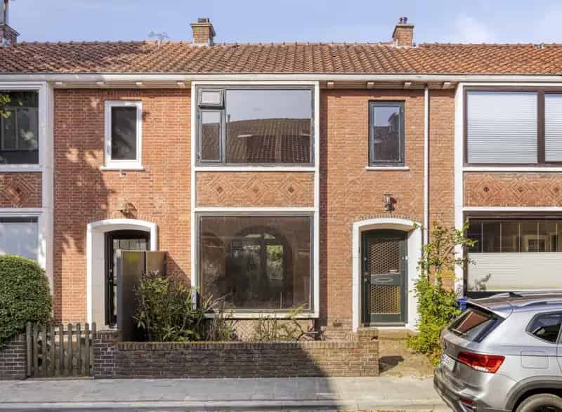 Drielaagse Eengezinswoning te Koop in Den Haag Leyenburg