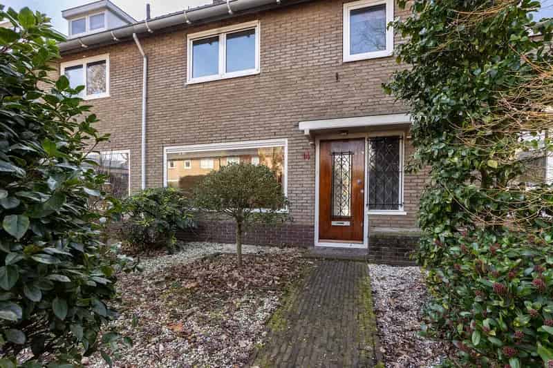 Huis te koop Bussum: Ruime Middenwoning met Tuin en Garage