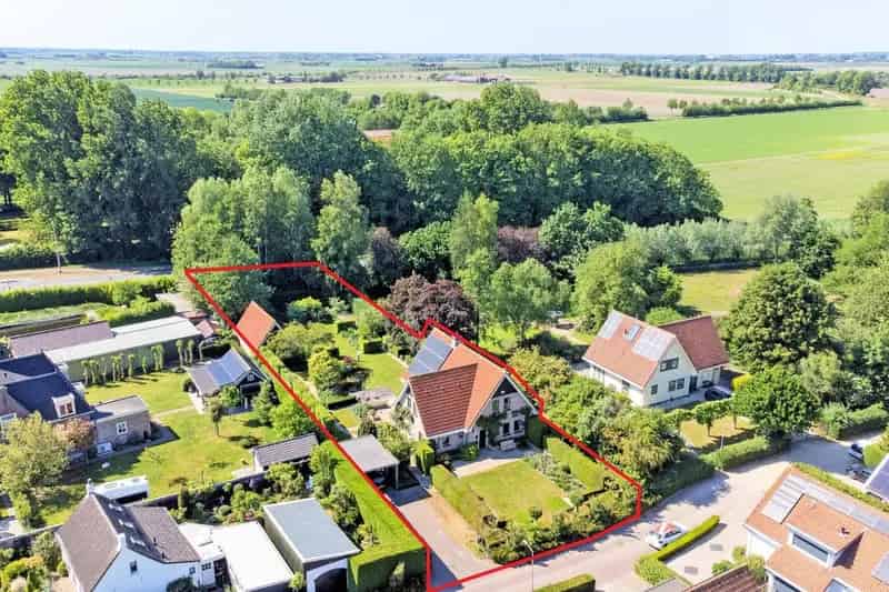 Ruime woning met diepe tuin en grote garage te Noordgouwe
